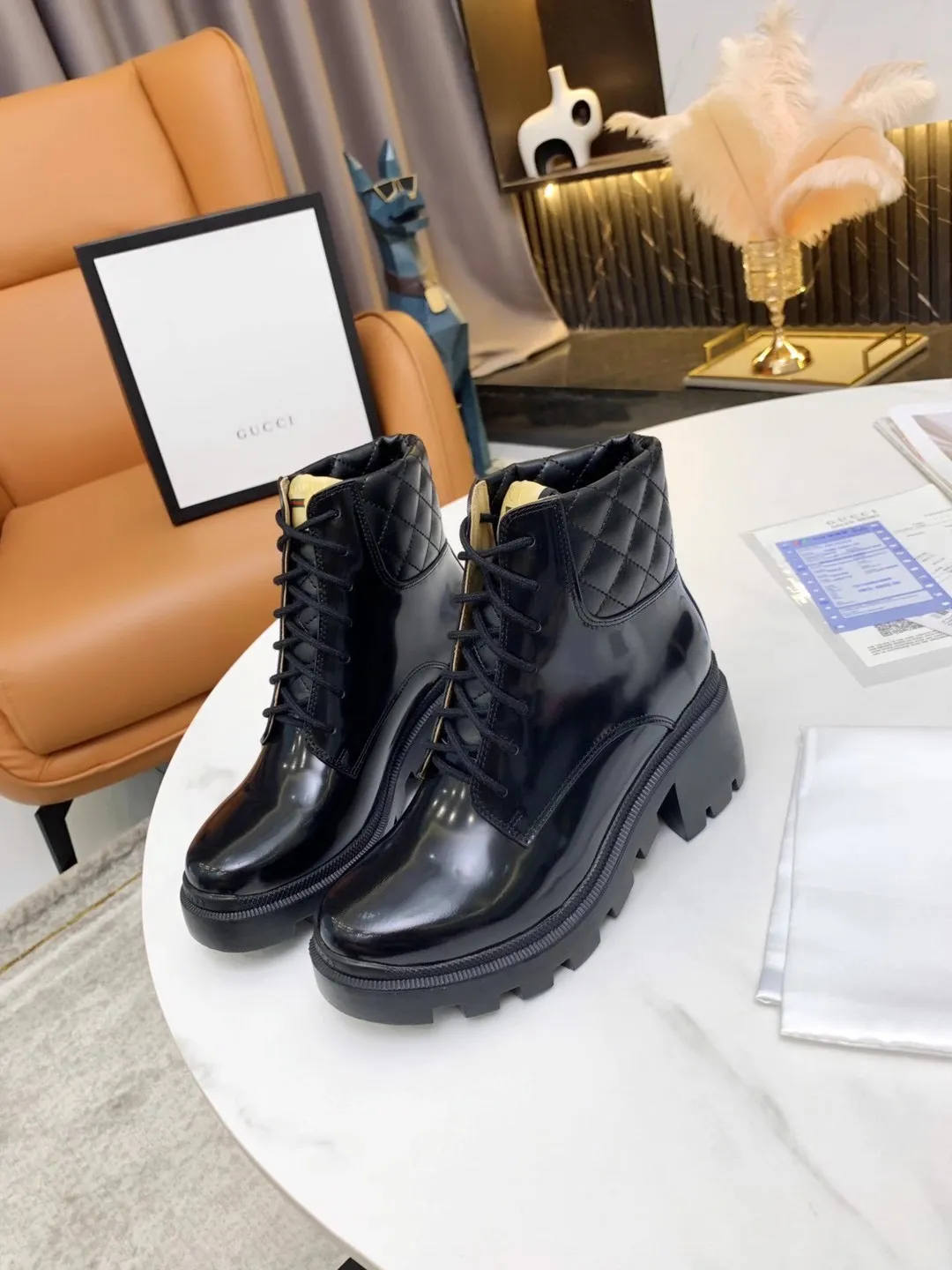 👟👟Ex-factory price 560👟👟 (Electric embroidery on the shoe collar ➕ Oil edge on the upper) The new version of Gucci GUCCI is on sale...🔥 It has a retro British style and is decorated with a LOGO cloth label on the front. Heel height: 6cm Fabric: Imported cowhide, open edge beads, lining/foot pads: upgraded cowhide 🐂 Color: black white open edge beads Code number: 34-40. 34 and 41 42 need to be customized Packaging: Comes with card and cloth bag.